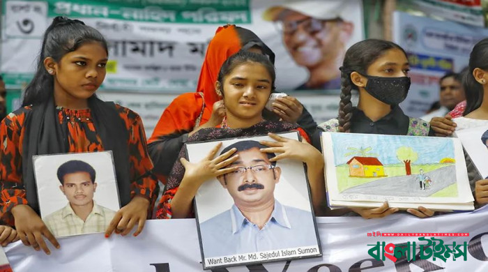 ‘১০ বছর হয়ে গেছে রাস্তায় দাঁড়িয়ে বাবাকে খুঁজছি’